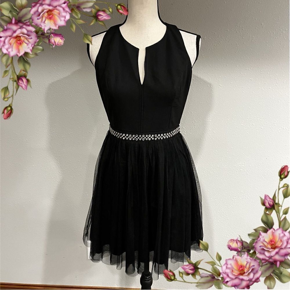 En Crème mini sleeveless black dress with cut out back‎ details